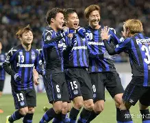 热门球队遭遇劲敌，惊险胜出晋级(热门球队遭遇劲敌,惊险胜出晋级赛)